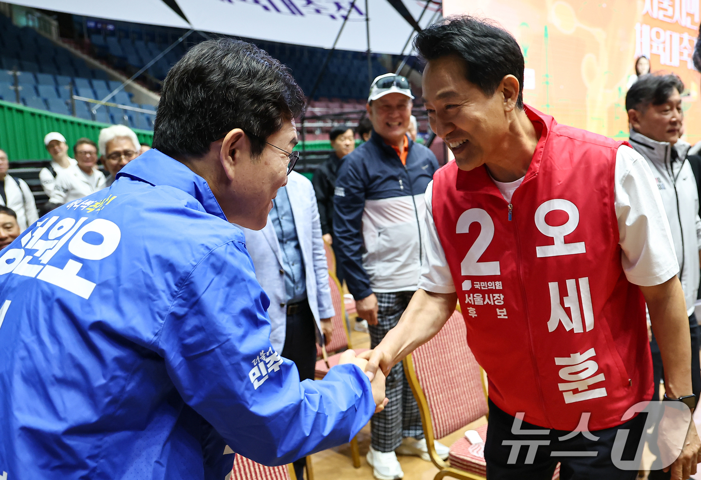 (서울=뉴스1) 김도우 기자 = 정원오 더불어민주당 서울시장 후보와 오세훈 국민의힘 서울시장 후보가 16일 서울 송파구 잠실실내체육관에서 열린 2026 서울시민체육대축전에 참석해 …