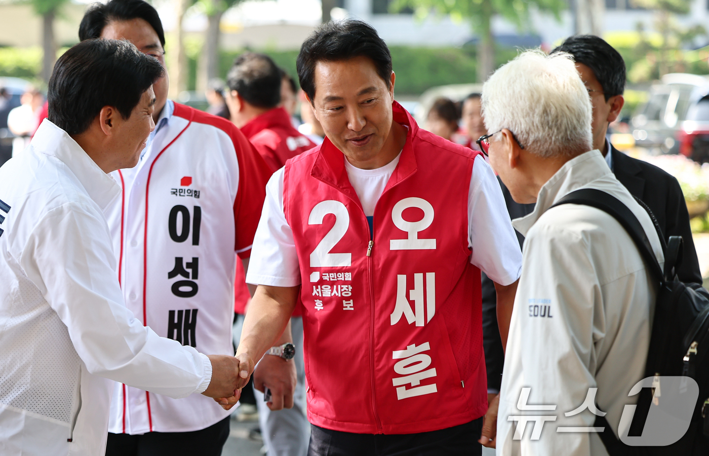 (서울=뉴스1) 김도우 기자 = 오세훈 국민의힘 서울시장 후보가 16일 서울 송파구 잠실실내체육관에서 열린 2026 서울시민체육대축전에 참석하며 참석자들과 인사 나누고 있다. 20 …