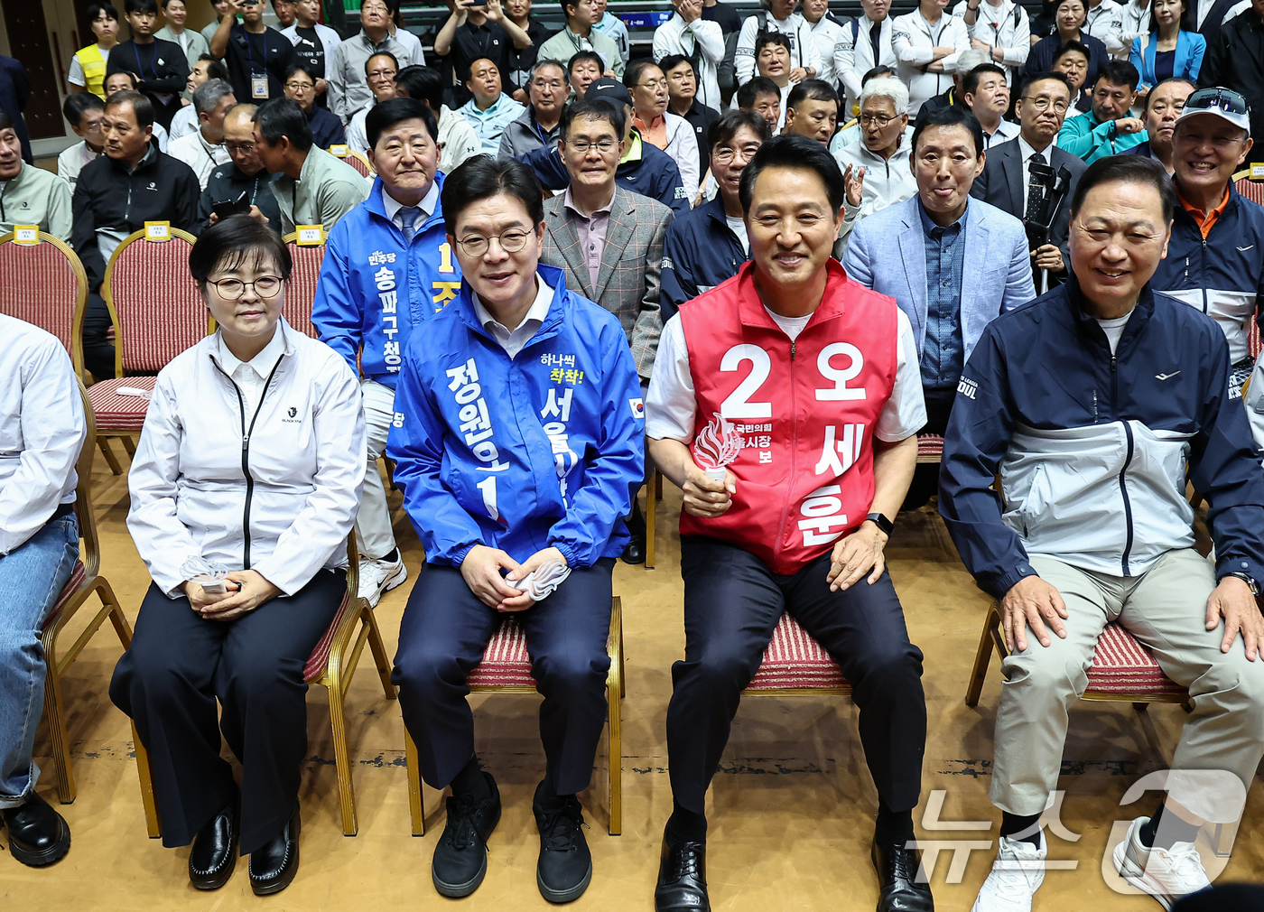 (서울=뉴스1) 김도우 기자 = 정원오 더불어민주당 서울시장 후보와 오세훈 국민의힘 서울시장 후보가 16일 서울 송파구 잠실실내체육관에서 열린 2026 서울시민체육대축전에 참석해 …