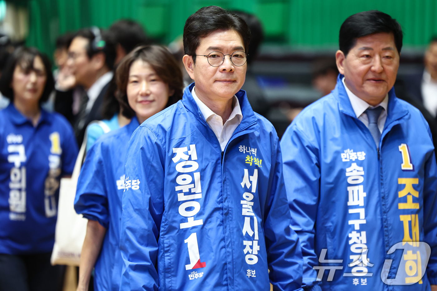 (서울=뉴스1) 김도우 기자 = 정원오 더불어민주당 서울시장 후보가 16일 서울 송파구 잠실실내체육관에서 열린 2026 서울시민체육대축전에 참석하고 있다. 2026.5.16/뉴스1 …