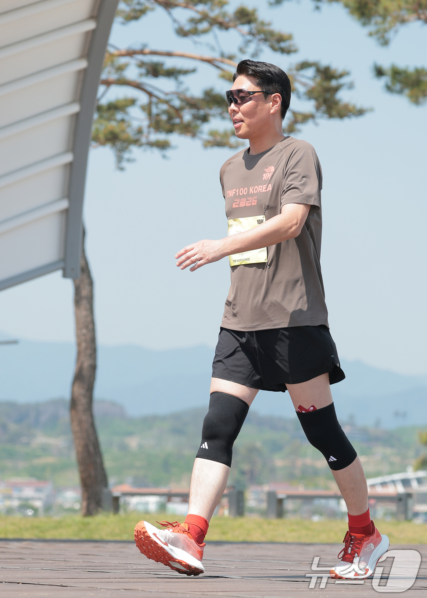 (강원도=뉴스1) 권현진 기자 = 정현석 롯데백화점 대표가 16일 강원도 강릉 경포호수공원 일대에서 열린 ‘2026 TNF 100 코리아 위드 벡티브(2026 THE NORTH F …