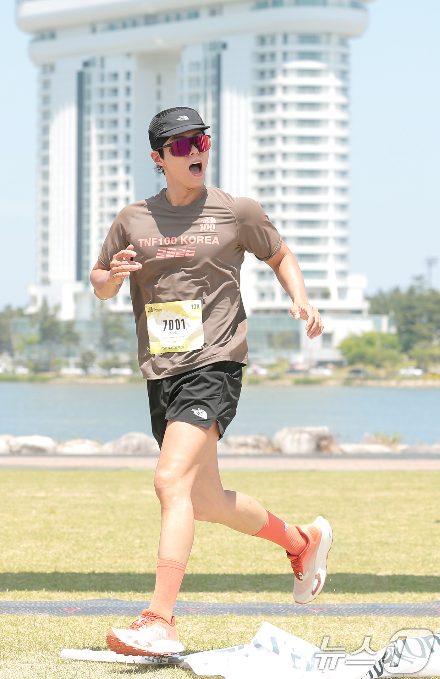 (강원도=뉴스1) 권현진 기자 = 배우 박보검이 16일 강원도 강릉 경포호수공원 일대에서 열린 ‘2026 TNF 100 코리아 위드 벡티브(2026 THE NORTH FACE 10 …