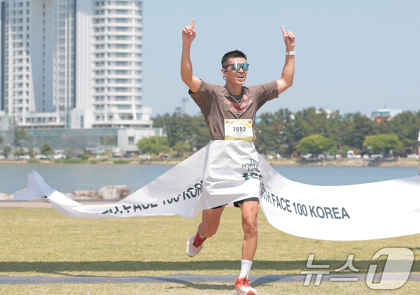 (강원도=뉴스1) 권현진 기자 = 가수 션이 16일 강원도 강릉 경포호수공원 일대에서 열린 ‘2026 TNF 100 코리아 위드 벡티브(2026 THE NORTH FACE 100 …