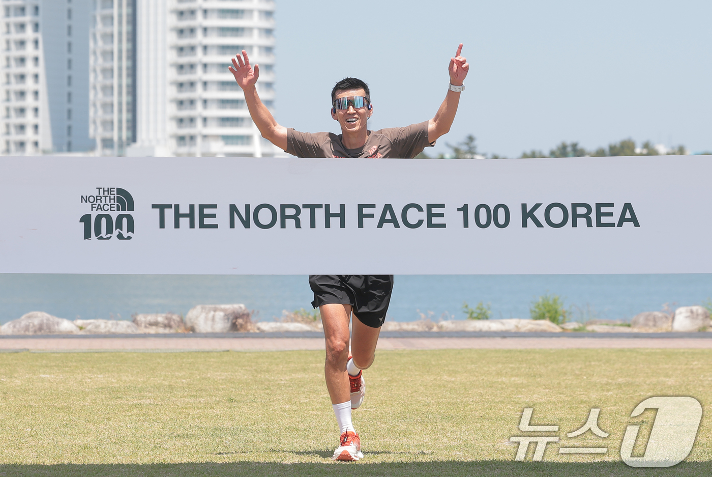 (강원도=뉴스1) 권현진 기자 = 가수 션이 16일 강원도 강릉 경포호수공원 일대에서 열린 ‘2026 TNF 100 코리아 위드 벡티브(2026 THE NORTH FACE 100 …