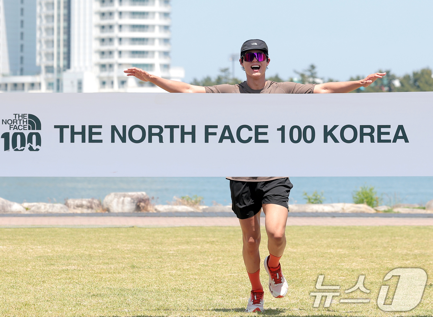 (강원도=뉴스1) 권현진 기자 = 배우 박보검이 16일 강원도 강릉 경포호수공원 일대에서 열린 ‘2026 TNF 100 코리아 위드 벡티브(2026 THE NORTH FACE 10 …