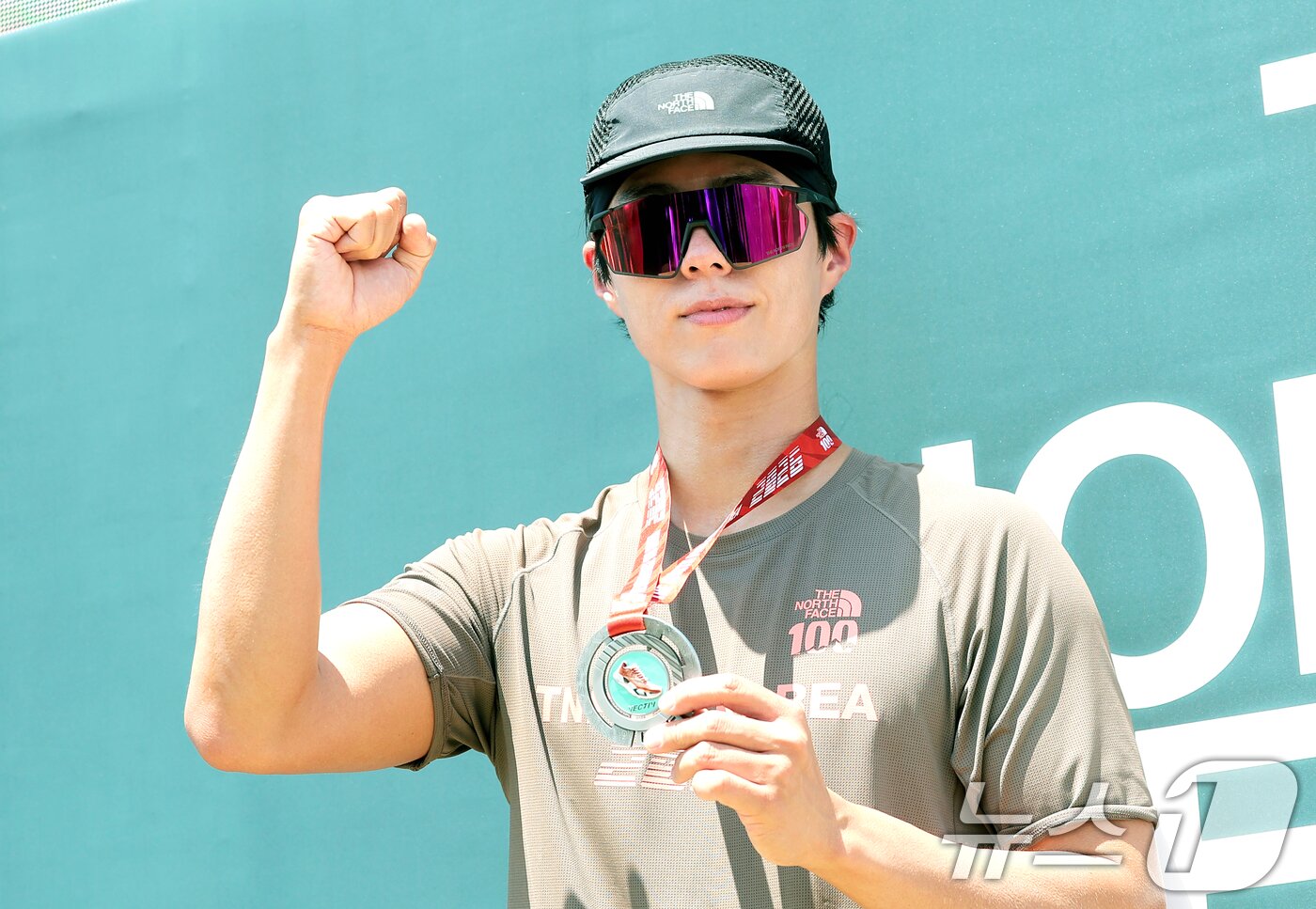 본문 이미지 - 배우 박보검이 16일 강원도 강릉 경포호수공원 일대에서 열린 ‘2026 TNF 100 코리아 위드 벡티브(2026 THE NORTH FACE 100 KOREA WITH VECTIV)’에서 완주 한 뒤 파이팅을 외치고 있다. 2026.5.16 ⓒ 뉴스1 권현진 기자