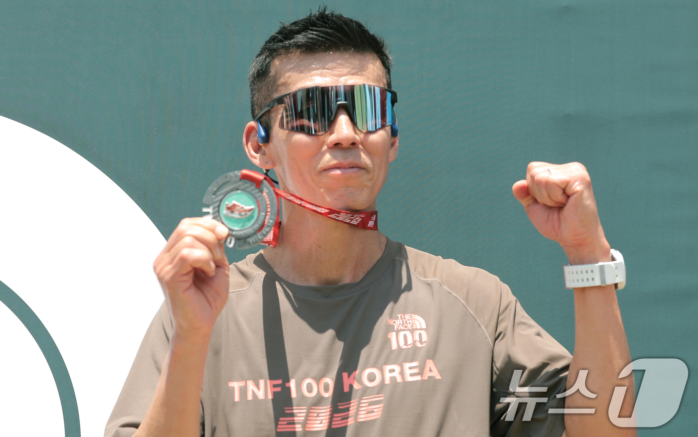 (강원도=뉴스1) 권현진 기자 = 가수 션이 16일 강원도 강릉 경포호수공원 일대에서 열린 ‘2026 TNF 100 코리아 위드 벡티브(2026 THE NORTH FACE 100 …