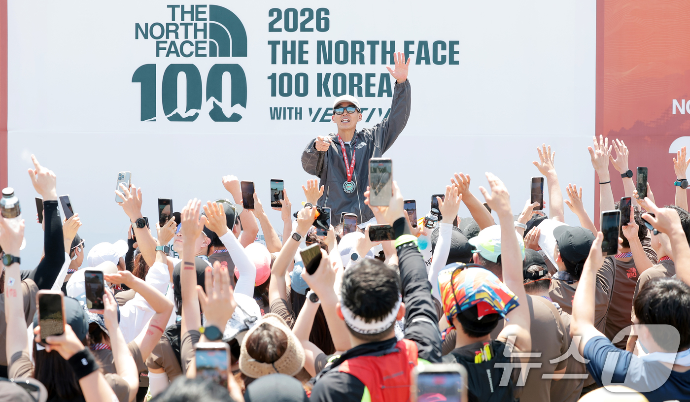 (강원도=뉴스1) 권현진 기자 = 가수 션이 16일 강원도 강릉 경포호수공원 일대에서 열린 ‘2026 TNF 100 코리아 위드 벡티브(2026 THE NORTH FACE 100 …