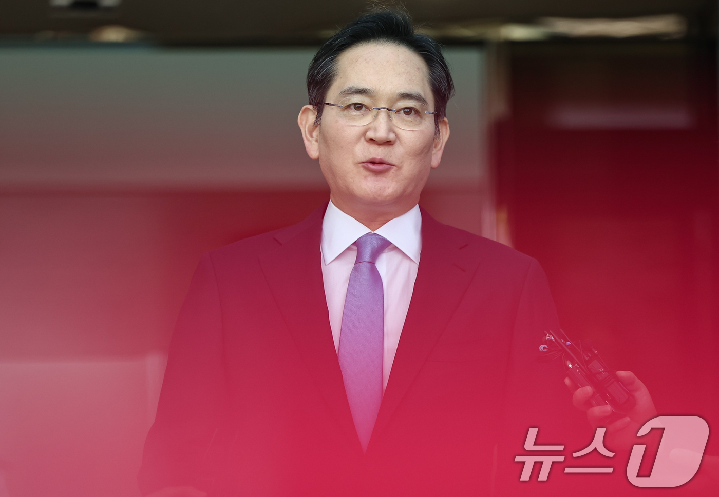 (서울=뉴스1) 김도우 기자 = 이재용 삼성전자 회장이 16일 서울 강서구 서울김포비즈니스항공센터로 귀국하며 노사 문제와 관련 "전세계 고객들께 진심으로 사과드린다"며 입장을 밝히 …