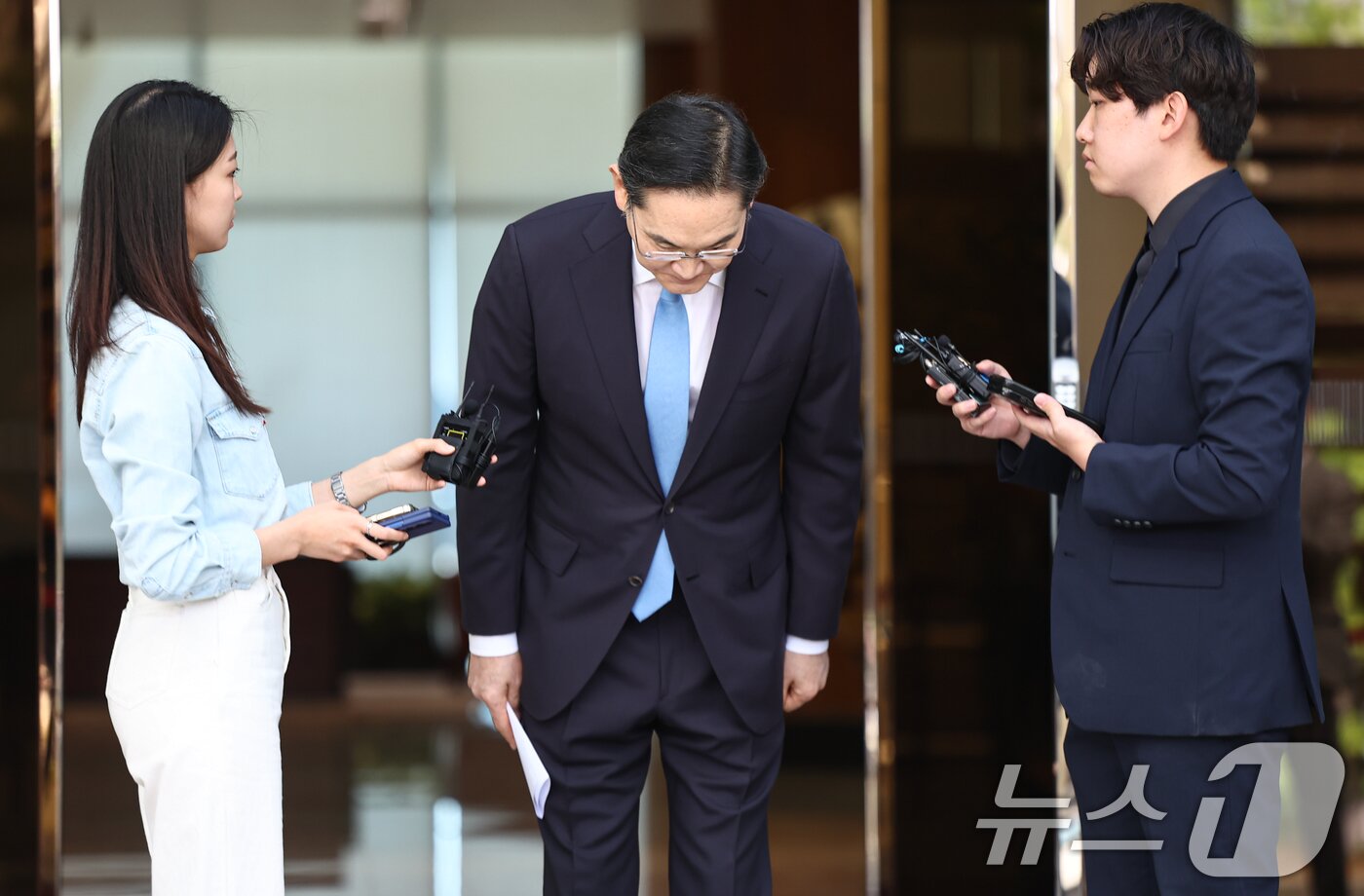 본문 이미지 - 이재용 삼성전자 회장이 16일 서울 강서구 서울김포비즈니스항공센터로 귀국하며 노조 파업에 대한 입장을 밝히던 중 고개숙여 인사하고 있다. ⓒ 뉴스1 김도우 기자