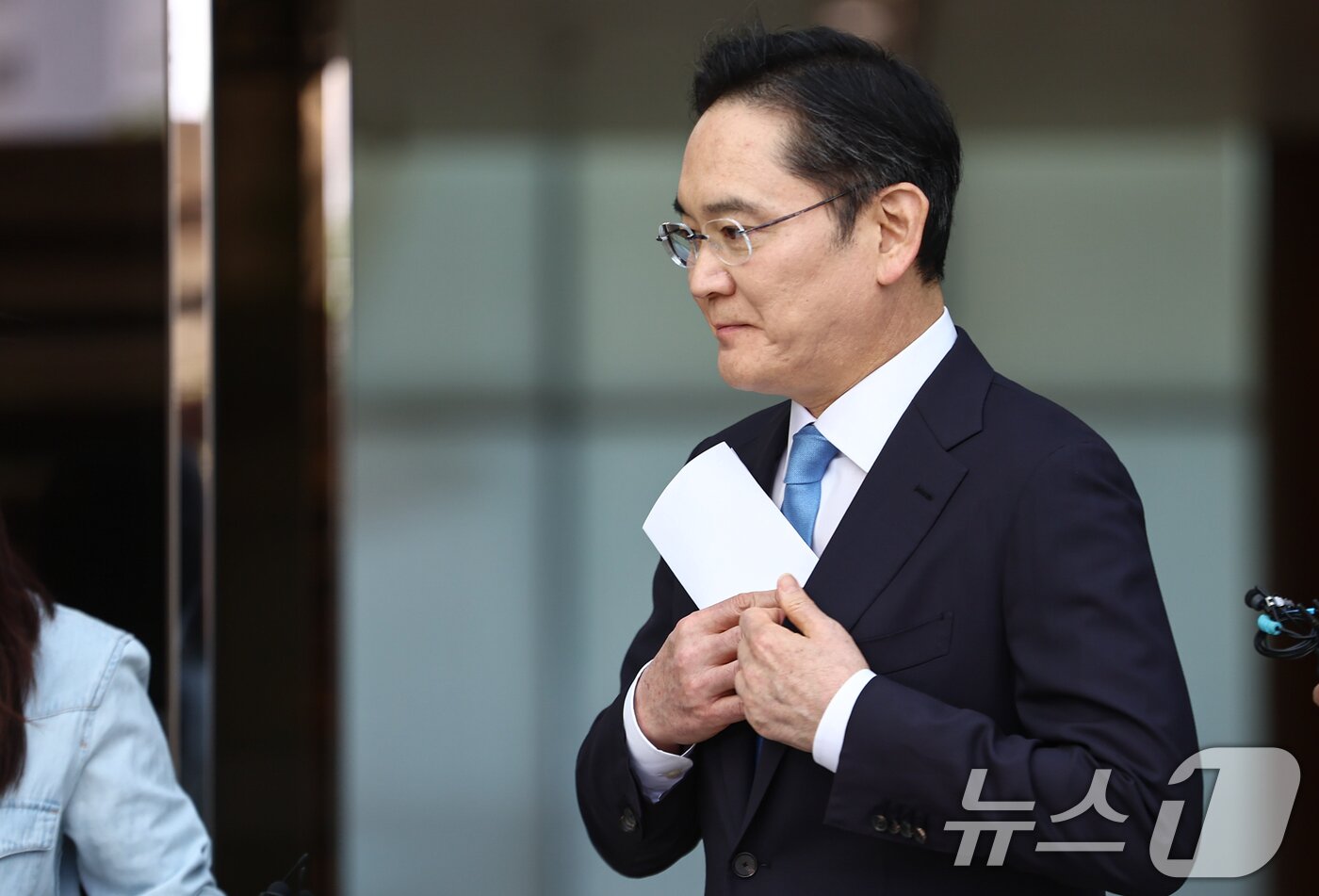 본문 이미지 - 이재용 삼성전자 회장이 16일 서울 강서구 서울김포비즈니스항공센터로 귀국하며 노조 파업에 대한 사죄 입장을 밝힌 뒤 이동하고 있다. 2026.5.16 ⓒ 뉴스1 김도우 기자