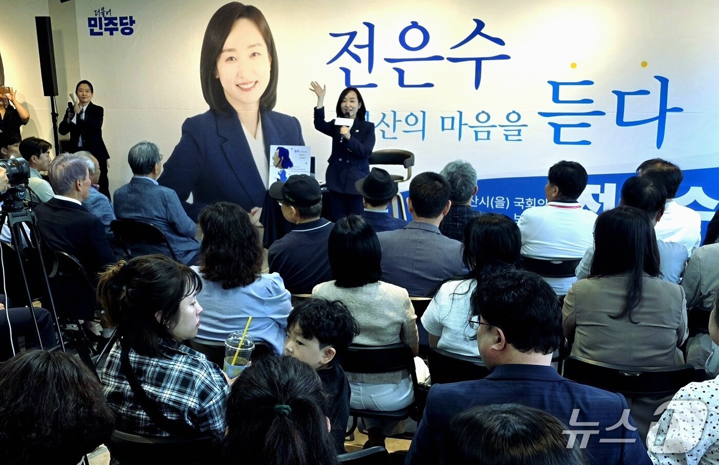 본문 이미지 - 시민과의 대화하는 전은수 후보./뉴스1