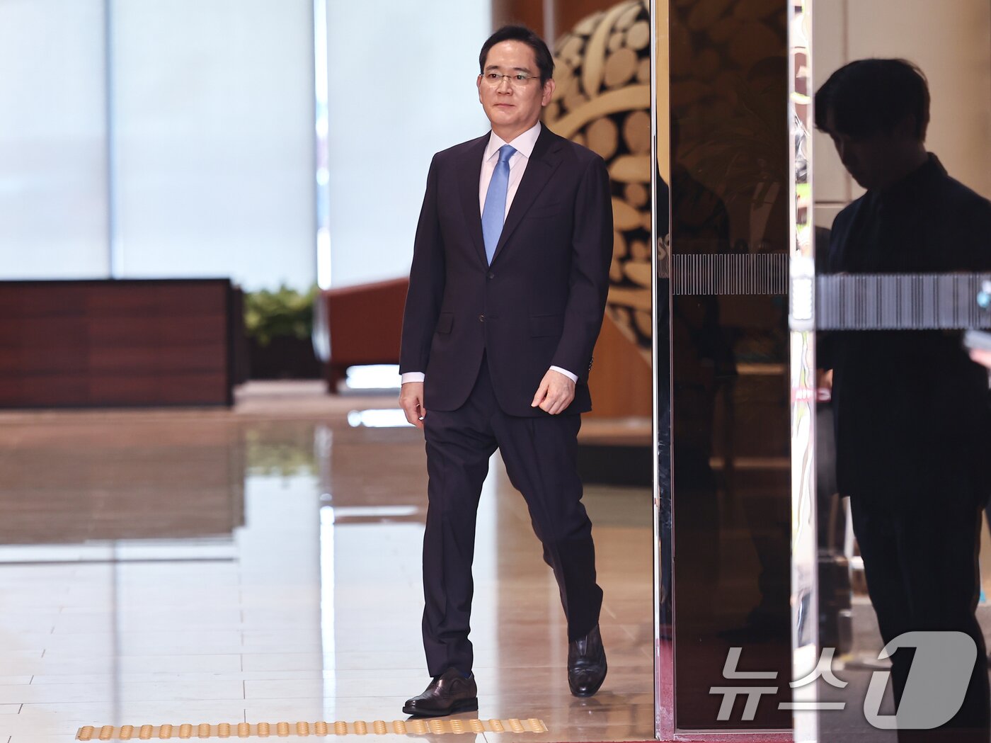 본문 이미지 - 이재용 삼성전자 회장이 16일 서울 강서구 서울김포비즈니스항공센터로 귀국하고 있다. 2026.5.16 ⓒ 뉴스1 김도우 기자