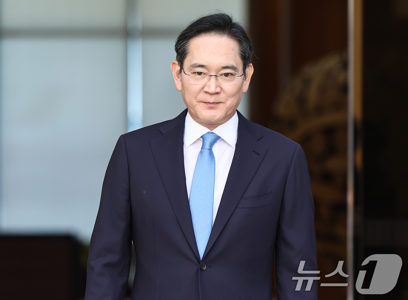 (서울=뉴스1) 김도우 기자 = 이재용 삼성전자 회장이 16일 서울 강서구 서울김포비즈니스항공센터로 귀국하고 있다. 2026.5.16/뉴스1