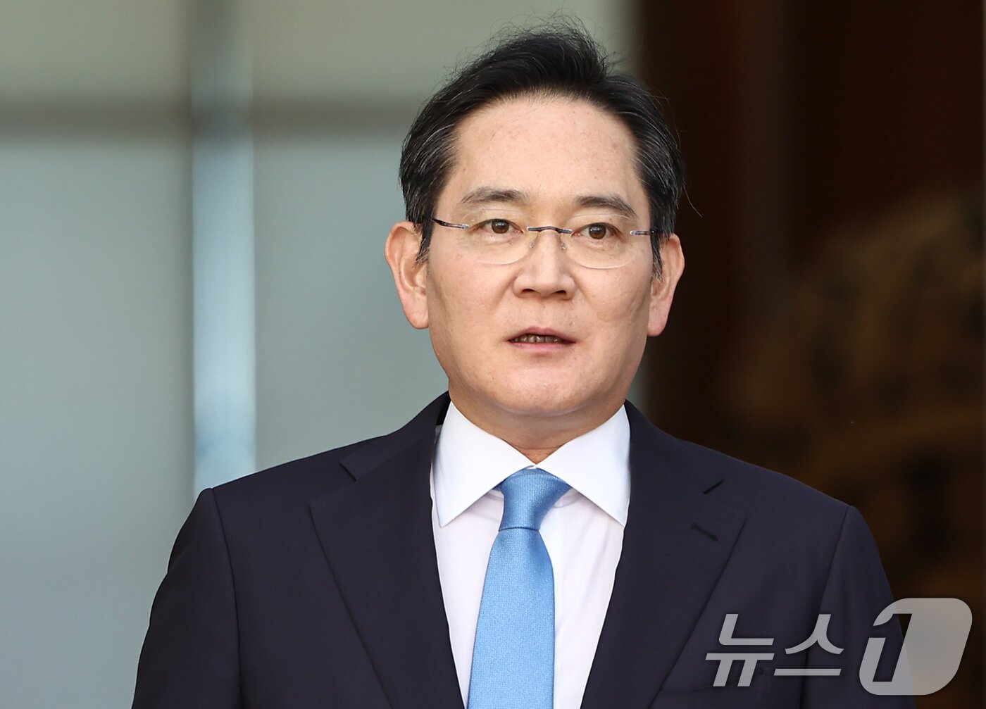 본문 이미지 - 이재용 삼성전자 회장이 16일 서울 강서구 서울김포비즈니스항공센터로 귀국하며 노사 문제와 관련 "전세계 고객들께 진심으로 사과드린다＂며 입장을 밝히고 있다. 2026.5.16 ⓒ 뉴스1 김도우 기자