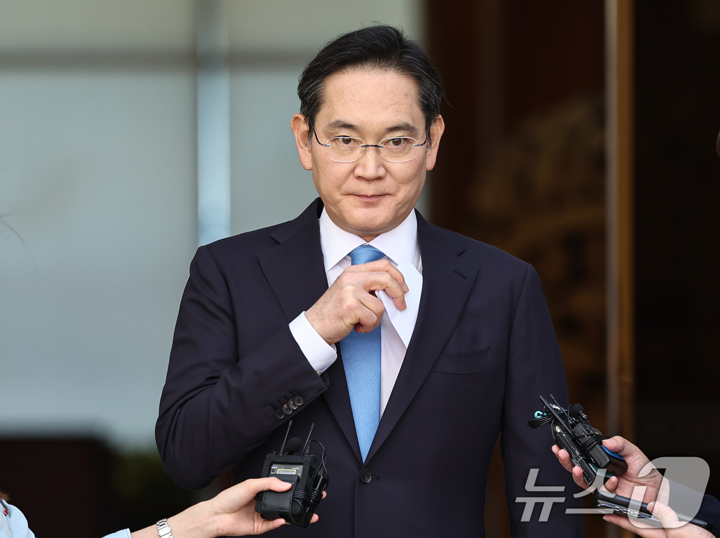 (서울=뉴스1) 김도우 기자 = 이재용 삼성전자 회장이 16일 서울 강서구 서울김포비즈니스항공센터로 귀국하며 주머니에서 입장문을 꺼내고 있다. 2026.5.16/뉴스1