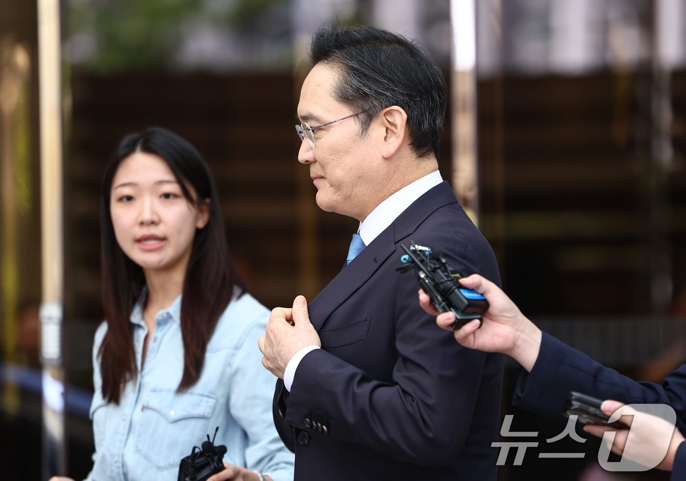 (서울=뉴스1) 김도우 기자 = 이재용 삼성전자 회장이 16일 서울 강서구 서울김포비즈니스항공센터로 귀국하며 노조 파업에 대한 입장을 밝힌 후 이동하고 있다. 2026.5.16/뉴 …
