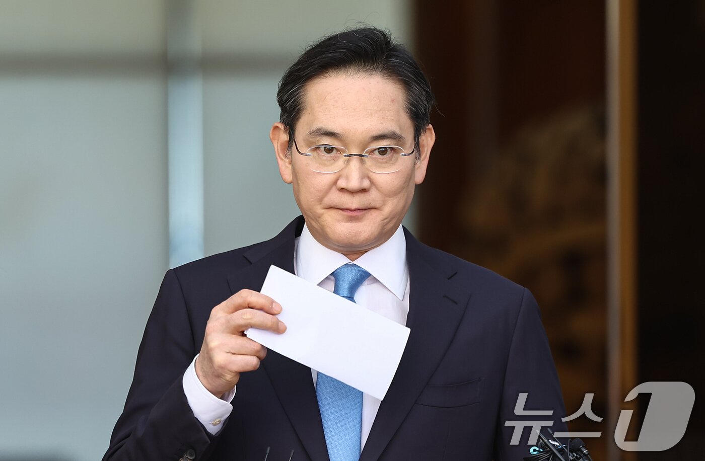 본문 이미지 - 이재용 삼성전자 회장이 16일 서울 강서구 서울김포비즈니스항공센터로 귀국하며 주머니에서 입장문을 꺼내고 있다. 2026.5.16 ⓒ 뉴스1 김도우 기자
