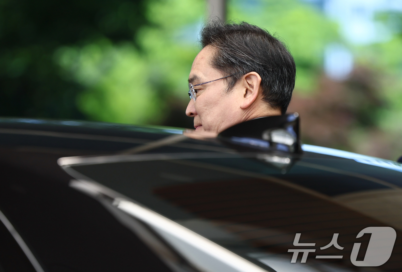 (서울=뉴스1) 김도우 기자 = 이재용 삼성전자 회장이 16일 서울 강서구 서울김포비즈니스항공센터로 귀국하며 노조 파업에 대한 입장을 밝힌 후 차량에 탑승하고 있다. 2026.5. …