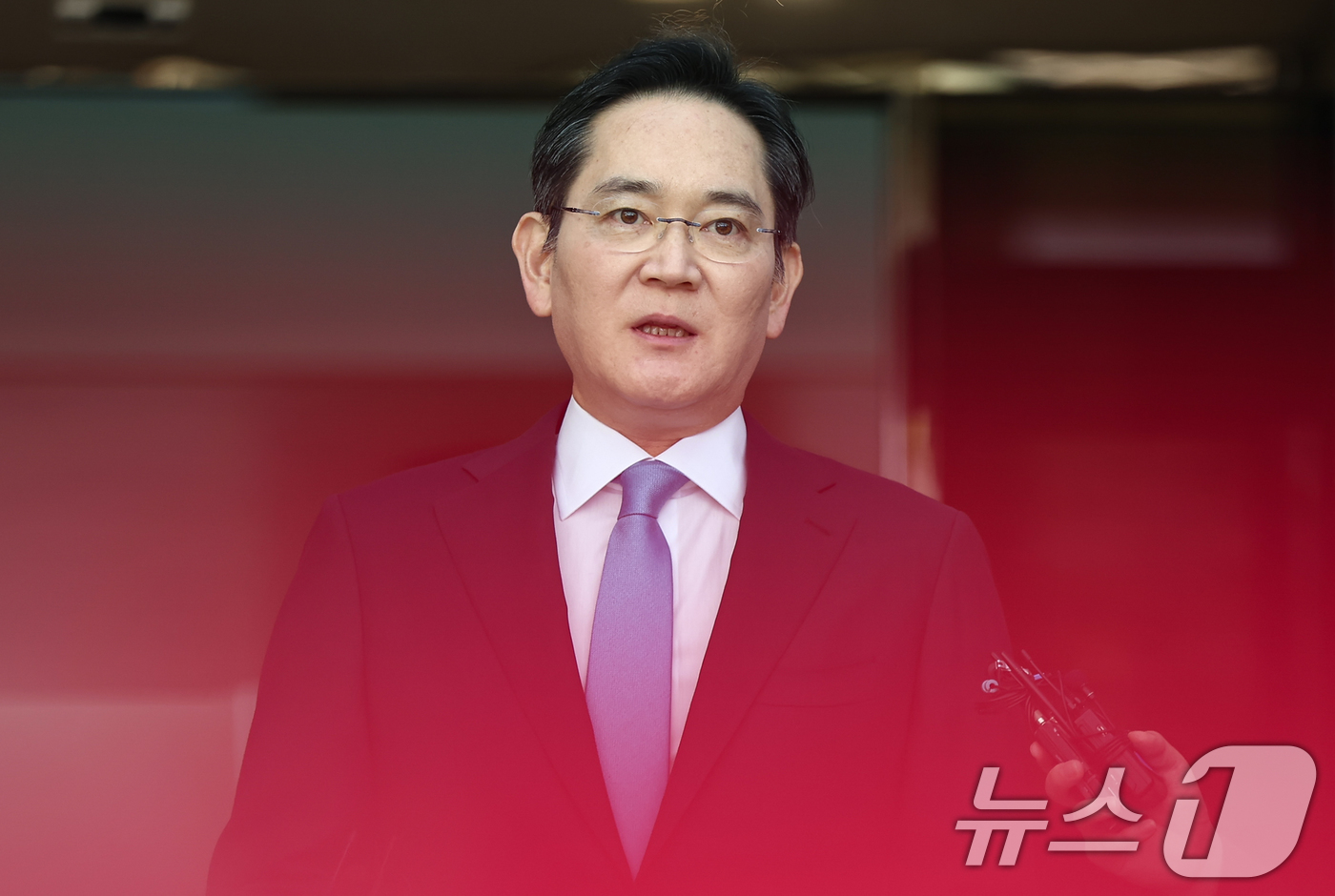 (서울=뉴스1) 김도우 기자 = 이재용 삼성전자 회장이 16일 서울 강서구 서울김포비즈니스항공센터로 귀국하며 노조 파업에 대한 입장을 밝히고 있다. 2026.5.16/뉴스1