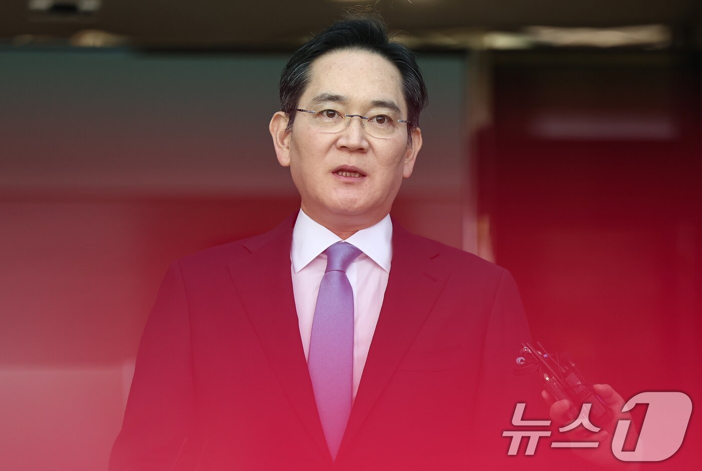 본문 이미지 - 이재용 삼성전자 회장이 16일 서울 강서구 서울김포비즈니스항공센터로 귀국하며 노조 파업에 대한 입장을 밝히고 있다. 2026.5.16 ⓒ 뉴스1 김도우 기자