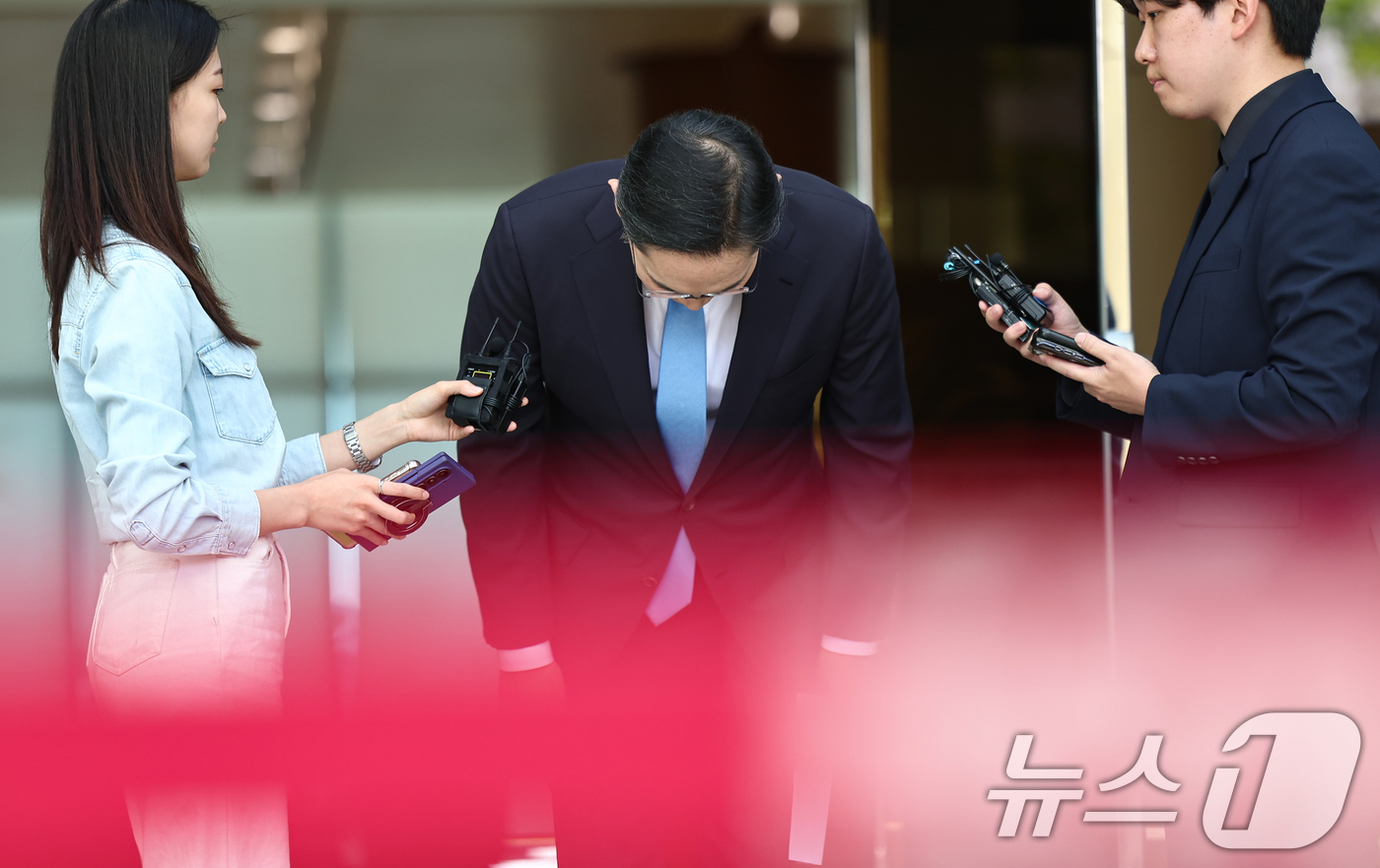 (서울=뉴스1) 김도우 기자 = 이재용 삼성전자 회장이 16일 서울 강서구 서울김포비즈니스항공센터로 귀국하며 노조 파업에 대한 입장을 밝히던 중 고개숙여 사과하고 있다. 2026. …
