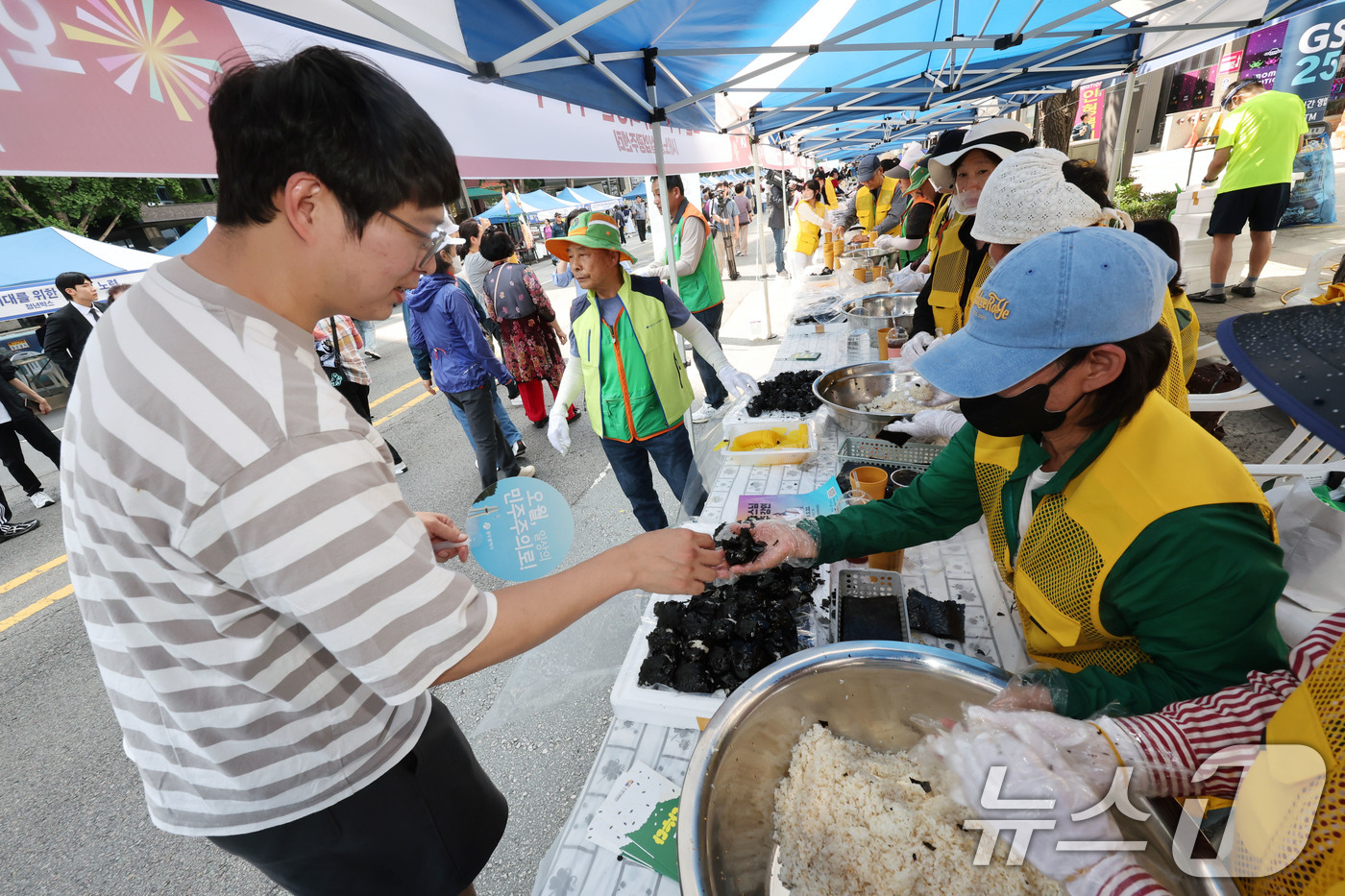(광주=뉴스1) 박지현 기자 = 제46주년  5·18민주화운동 기념일을 이틀 앞둔 16일 광주 금남로 일대에서 시민들이 대동정신을 상징하는 주먹밥을 받아가고 있다. 2026.5.1 …