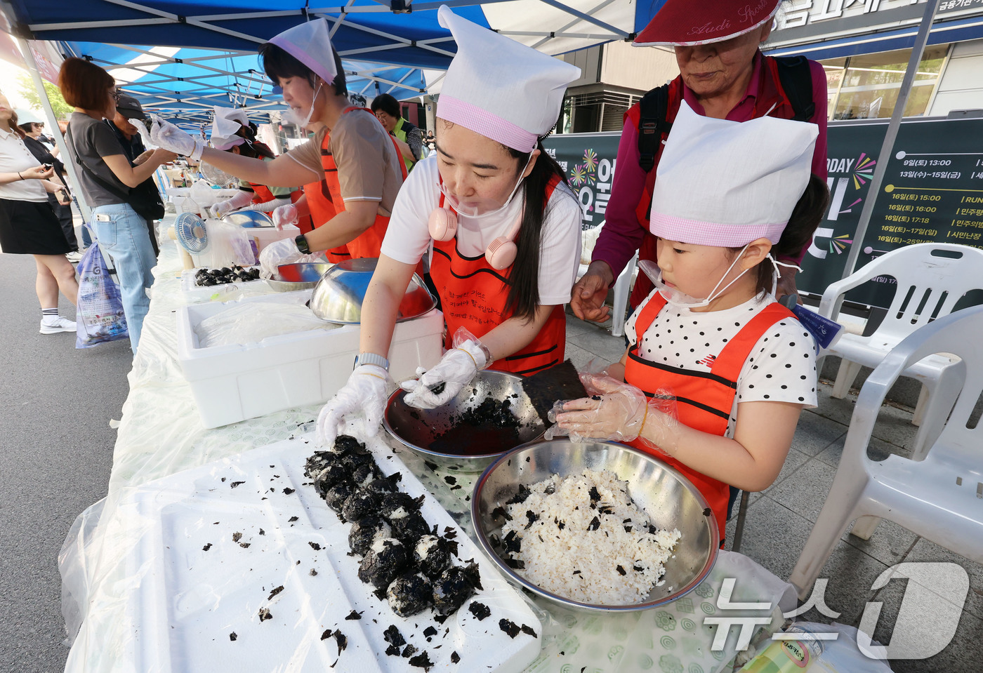 (광주=뉴스1) 박지현 기자 = 제46주년  5·18민주화운동 기념일을 이틀 앞둔 16일 광주 금남로 일대에서 한 어린이가 대동정신을 상징하는 주먹밥을 만들고 있다. 2026.5. …