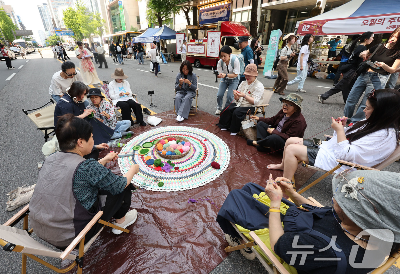 (광주=뉴스1) 박지현 기자 = 제46주년 5·18민주화운동 기념일을 이틀 앞둔 16일 광주 금남로 일대에서 시민들이 함께 뜨개질하고 있다. 2026.5.16/뉴스1