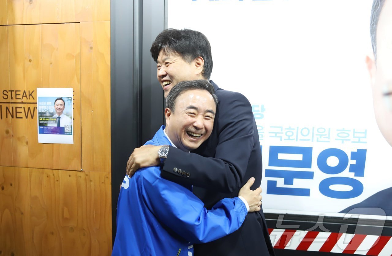 (광주=뉴스1) = 임문영 더불어민주당 광주 광산을 재보선 후보가 16일 선거사무소 개소식에 참석한 김용 전 민주연구원 부원장을 껴안고 있다. (캠프 제공. 재판매 및 DB 금지) …