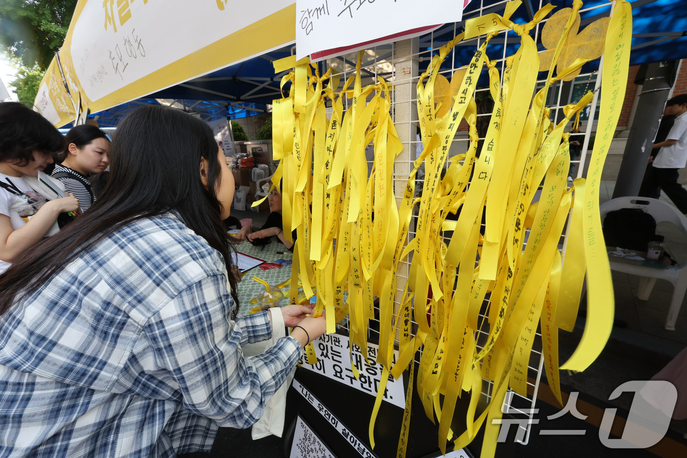 (광주=뉴스1) 박지현 기자 = 제46주년 5·18민주화운동 기념일을 이틀 앞둔 16일 광주 금남로 일대에서 시민들이 흉기 피습으로 숨진 첨단 여고생을 추모하며 노란 리본을 작성하 …