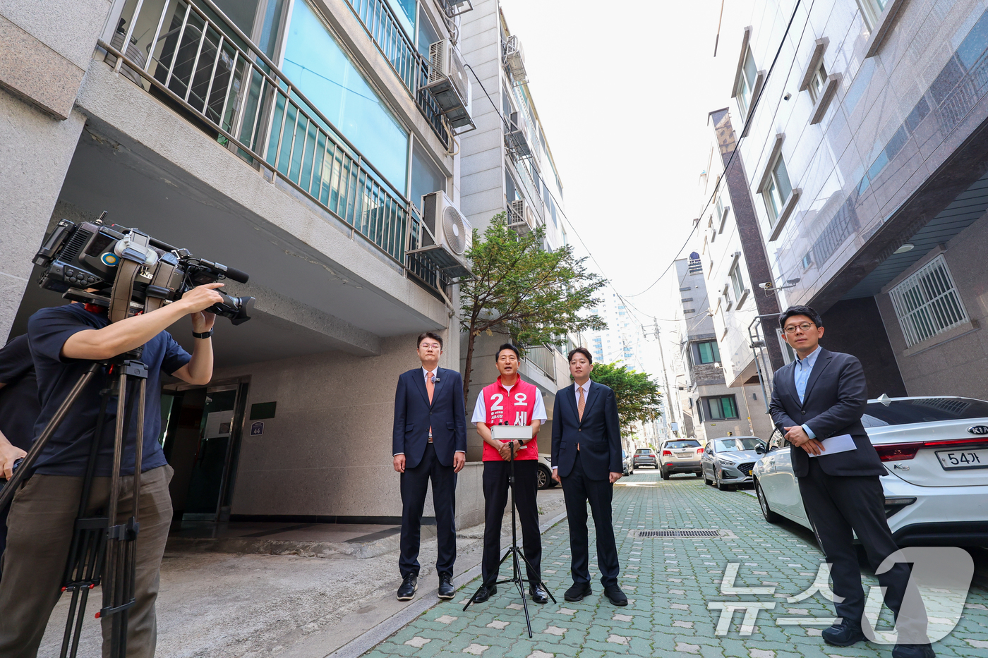 (서울=뉴스1) 안은나 기자 = 김정철 개혁신당 서울시장 후보(왼쪽부터), 오세훈 국민의힘 서울시장 후보, 이준석 개혁신당 대표가 16일 오전 서울 노원구 공릉로의 원룸을 찾아 이 …
