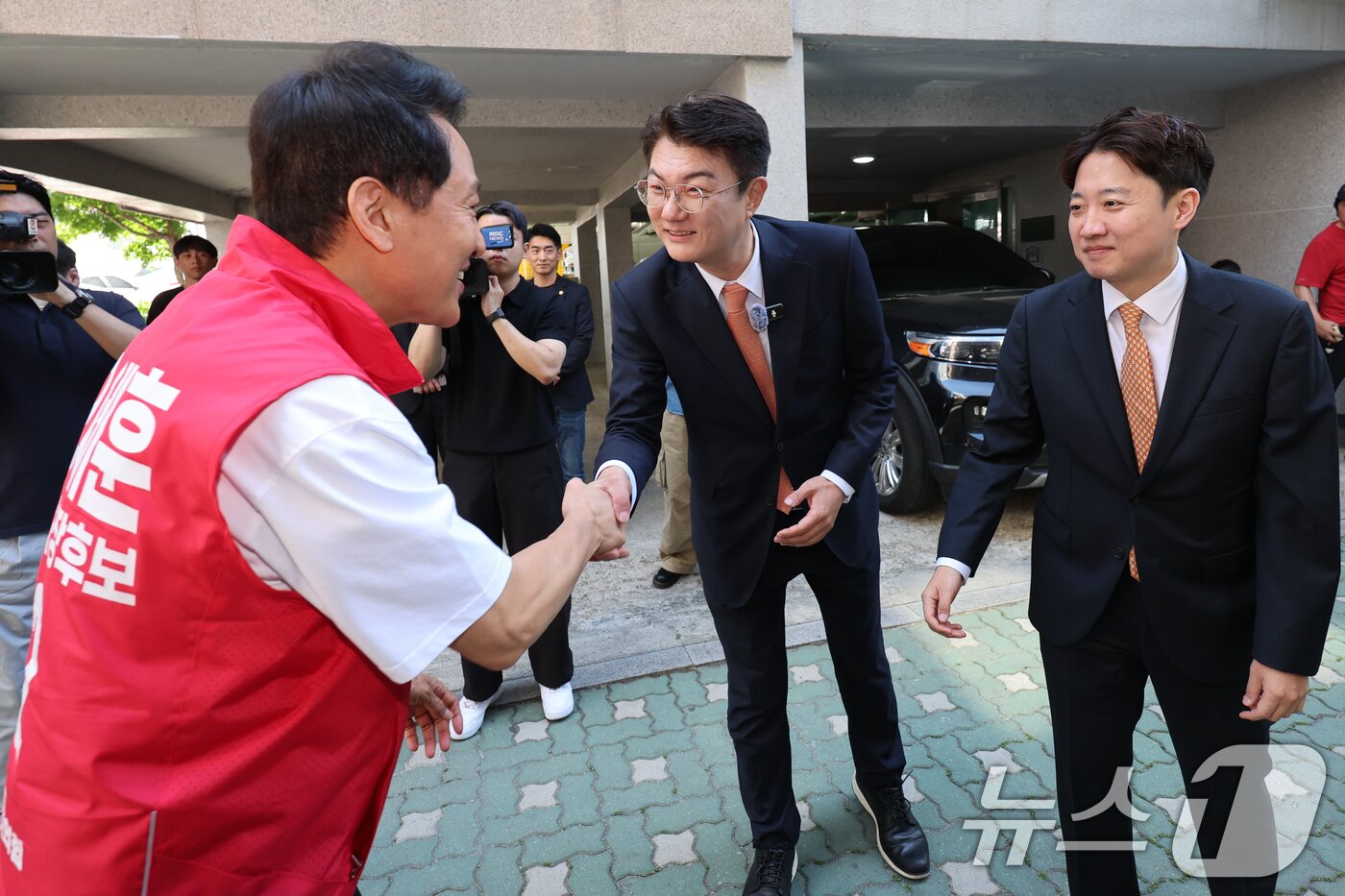본문 이미지 - 오세훈 국민의힘 서울시장 후보가 16일 오전 서울 노원구 공릉로의 원룸을 찾아 이곳에서 자취하는 대학생과 대화하며 애로사항을 청취하기 앞서 김정철 개혁신당 서울시장 후보, 이준석 대표와 인사하고 있다. 2026.5.16 ⓒ 뉴스1 안은나 기자