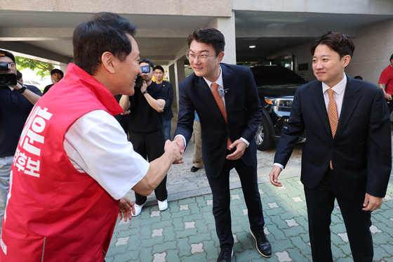 오세훈 후보, 개혁신당 이준석 대표·김정철 후보와 함께