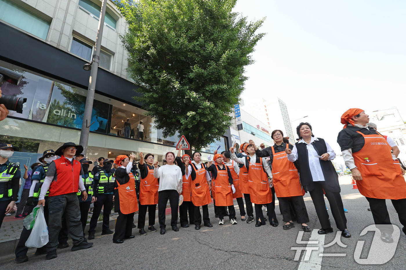 (광주=뉴스1) 박지현 기자 = 16일 광주 금남로 일대에서 극우세력이 '윤어게인'을 외치며 집회하자 오월어머니들이 거리로 나와 항의하며 '임을 위한 행진곡'을 부르고 있다. 20 …