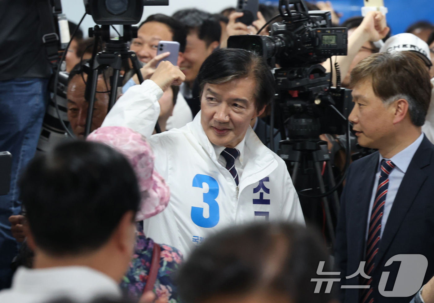 (평택=뉴스1) 김영운 기자 = 조국 조국혁신당 경기 팽택을 국회의원 후보가 16일 경기 평택시 안중읍 선거사무소에서 열린 개소식에 입장하고 있다. 2026.5.16/뉴스1