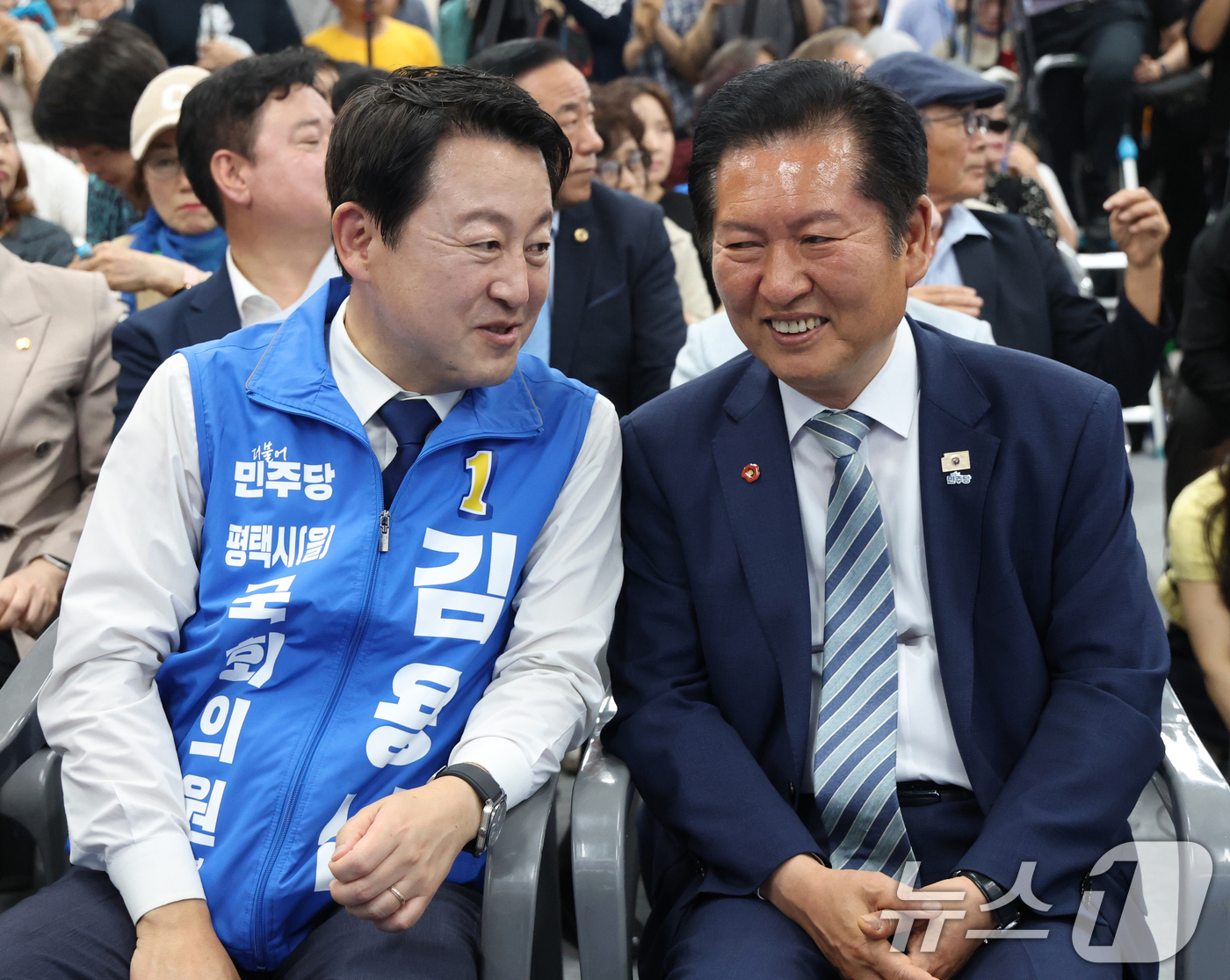 (평택=뉴스1) 김영운 기자 = 김용남 더불어민주당 경기 팽택을 국회의원 후보가 16일 경기 평택시 안중읍 선거사무소에서 열린 개소식에서 정청래 대표와 이야기를 하고 있다. 202 …