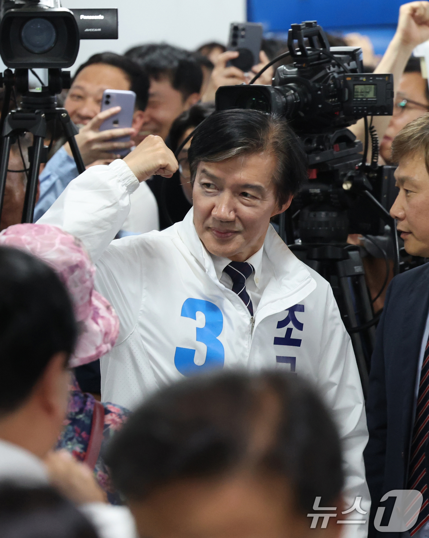 (평택=뉴스1) 김영운 기자 = 조국 조국혁신당 경기 팽택을 국회의원 후보가 16일 경기 평택시 안중읍 선거사무소에서 열린 개소식에 입장하고 있다. 2026.5.16/뉴스1