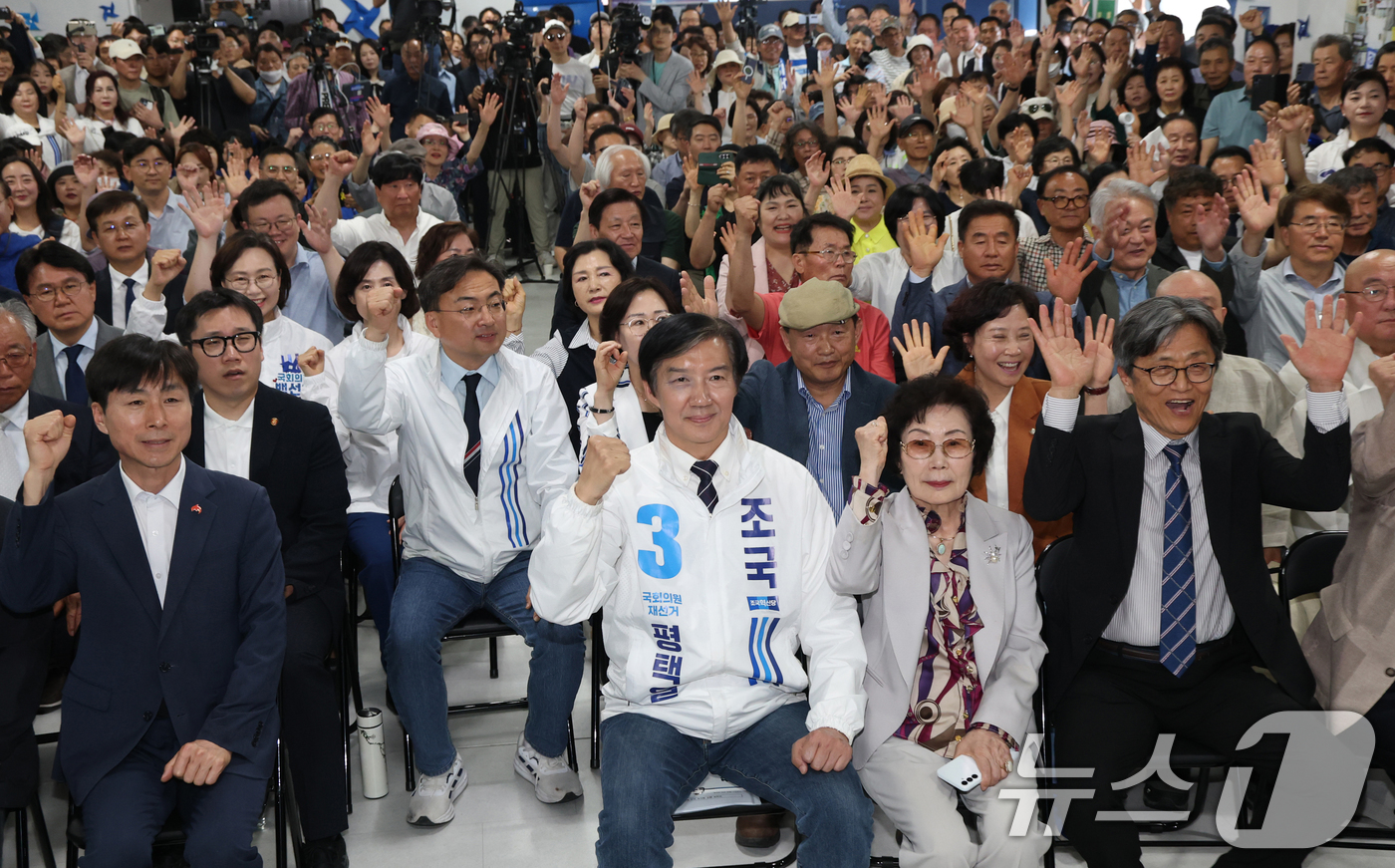 (평택=뉴스1) 김영운 기자 = 조국 조국혁신당 경기 팽택을 국회의원 후보가 16일 경기 평택시 안중읍 선거사무소에서 열린 개소식에서 지지자들과 함께 기념촬영을 하고 있다. 202 …