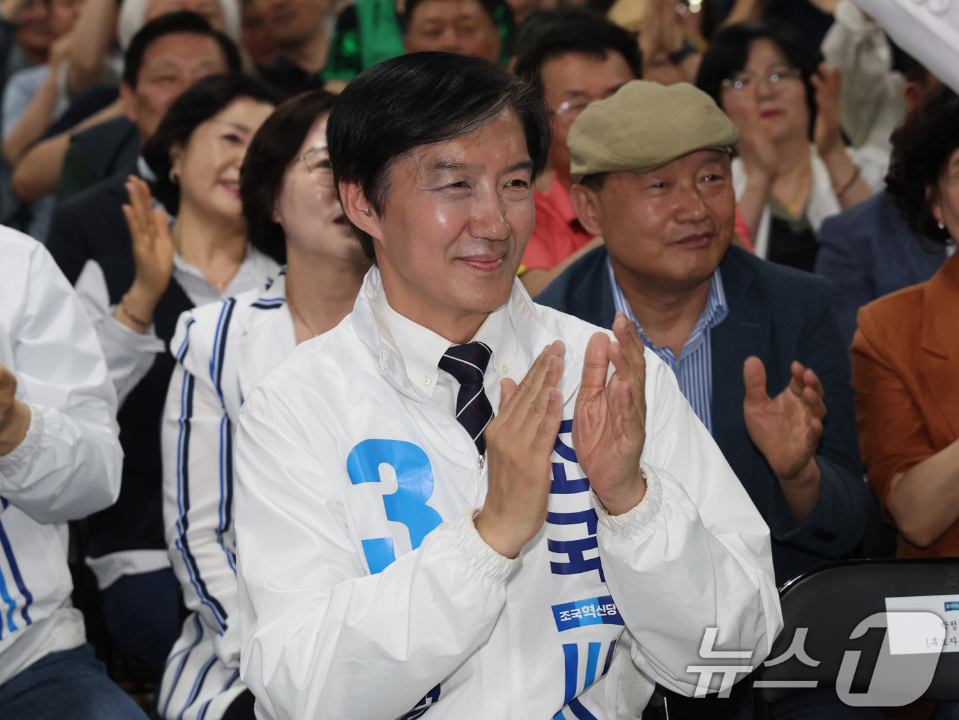 (평택=뉴스1) 김영운 기자 = 조국 조국혁신당 경기 팽택을 국회의원 후보가 16일 경기 평택시 안중읍 선거사무소에서 열린 개소식에서 손뼉치고 있다. 2026.5.16/뉴스1