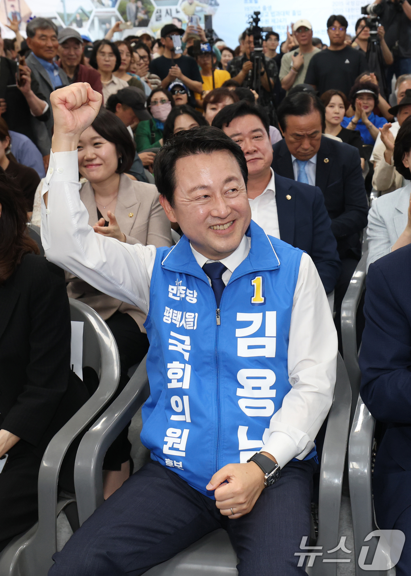 (평택=뉴스1) 김영운 기자 = 김용남 더불어민주당 경기 팽택을 국회의원 후보가 16일 경기 평택시 안중읍 선거사무소에서 열린 개소식에서 파이팅을 외치고 있다. 2026.5.16/ …