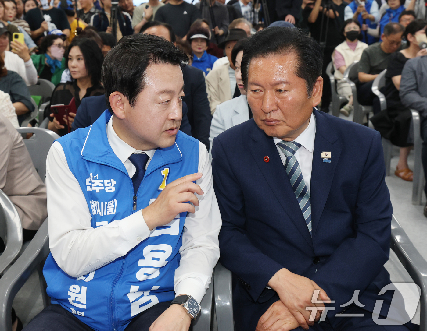(평택=뉴스1) 김영운 기자 = 김용남 더불어민주당 경기 팽택을 국회의원 후보가 16일 경기 평택시 안중읍 선거사무소에서 열린 개소식에서 정청래 대표와 이야기를 하고 있다. 202 …
