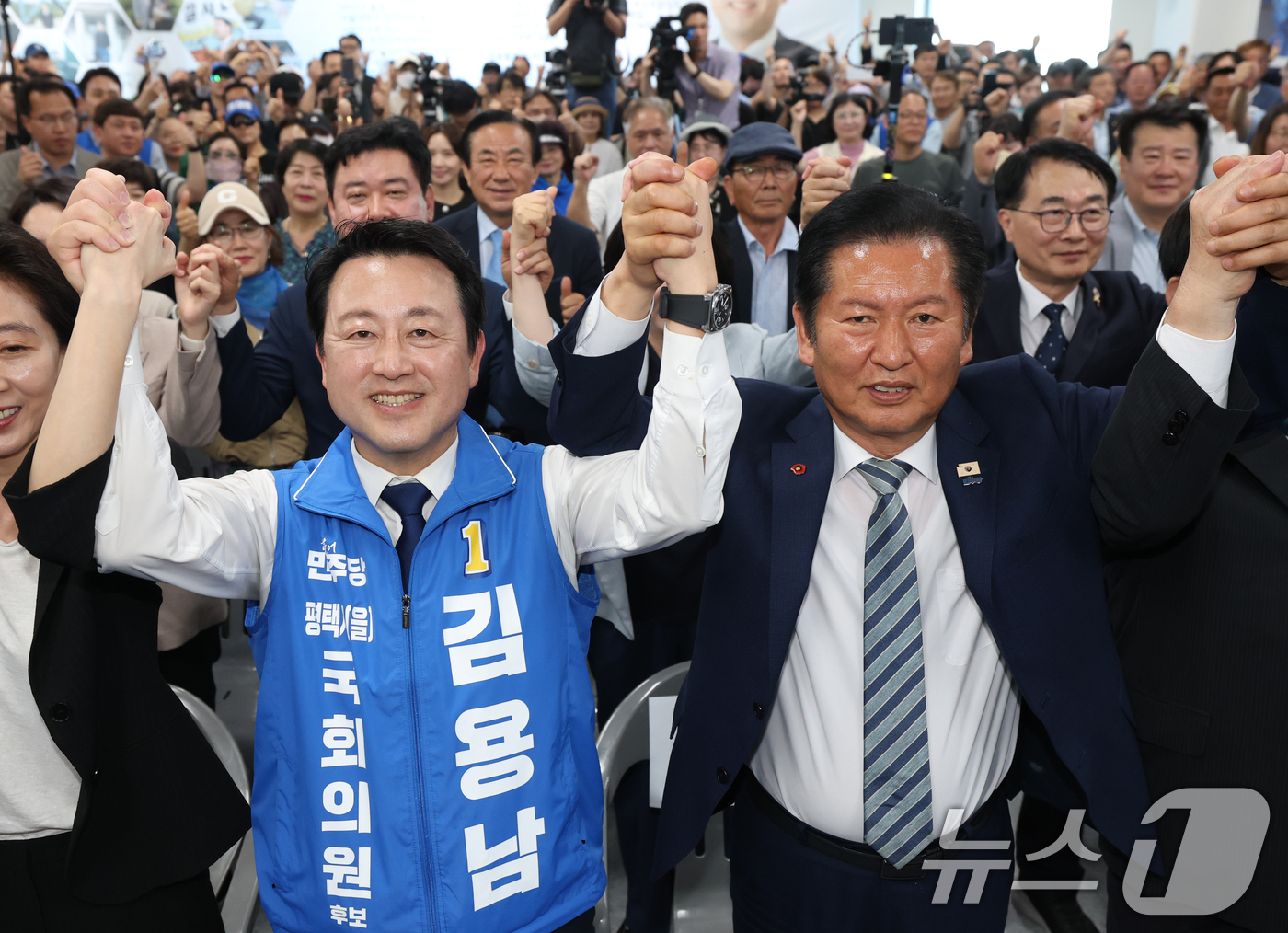 (평택=뉴스1) 김영운 기자 = 김용남 더불어민주당 경기 팽택을 국회의원 후보가 16일 경기 평택시 안중읍 선거사무소에서 열린 개소식에서 정청래 대표 및 지지자들과 함께 기념촬영을 …