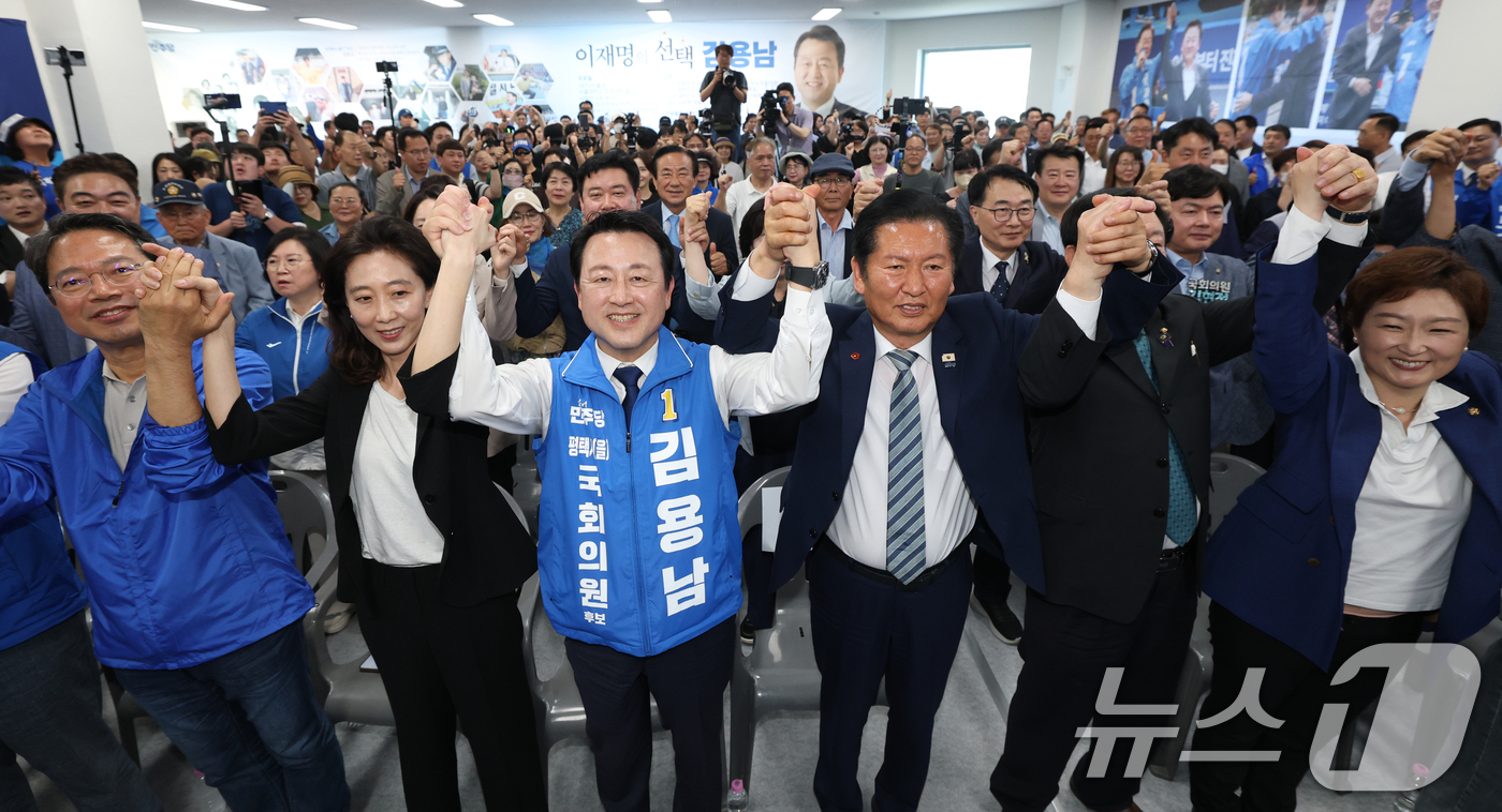 (평택=뉴스1) 김영운 기자 = 김용남 더불어민주당 경기 팽택을 국회의원 후보가 16일 경기 평택시 안중읍 선거사무소에서 열린 개소식에서 정청래 대표 및 지지자들과 함께 기념촬영을 …