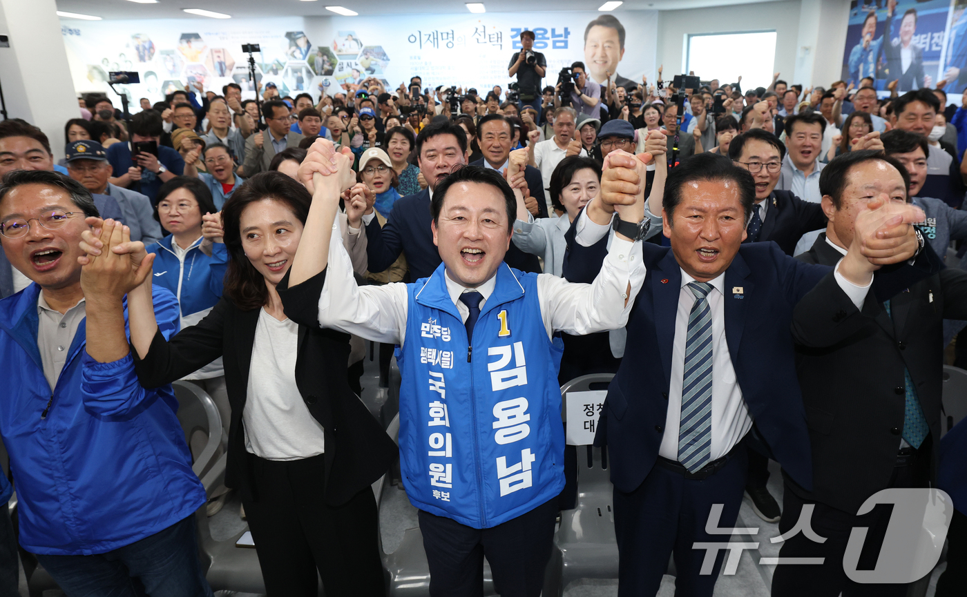 (평택=뉴스1) 김영운 기자 = 김용남 더불어민주당 경기 팽택을 국회의원 후보가 16일 경기 평택시 안중읍 선거사무소에서 열린 개소식에서 정청래 대표 및 지지자들과 함께 기념촬영을 …