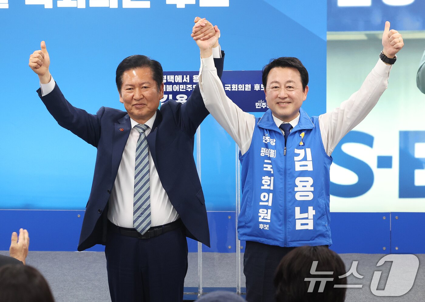 본문 이미지 - 김용남 더불어민주당 경기 팽택을 국회의원 후보가 15일 경기 평택시 안중읍 선거사무소에서 열린 개소식에서 정청래 대표와 함께 기념촬영을 하고 있다. (공동취재) 2026.5.16 ⓒ 뉴스1 김영운 기자