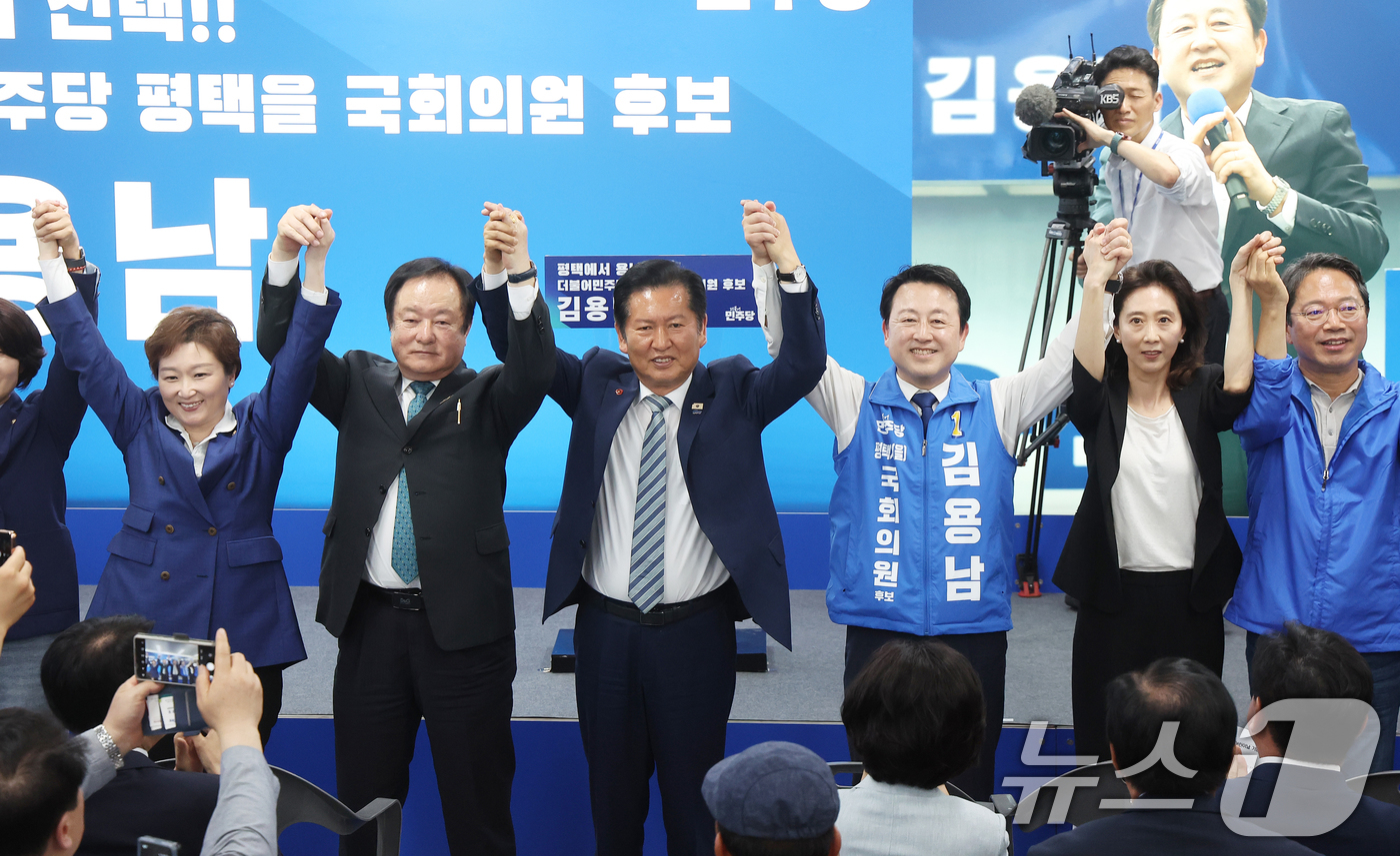 (평택=뉴스1) 김영운 기자 = 김용남 더불어민주당 경기 팽택을 후보가 15일 경기 평택시 안중읍 선거사무소에서 열린 개소식에서 정청래 대표와 함께 기념촬영을 하고 있다. (공동취 …