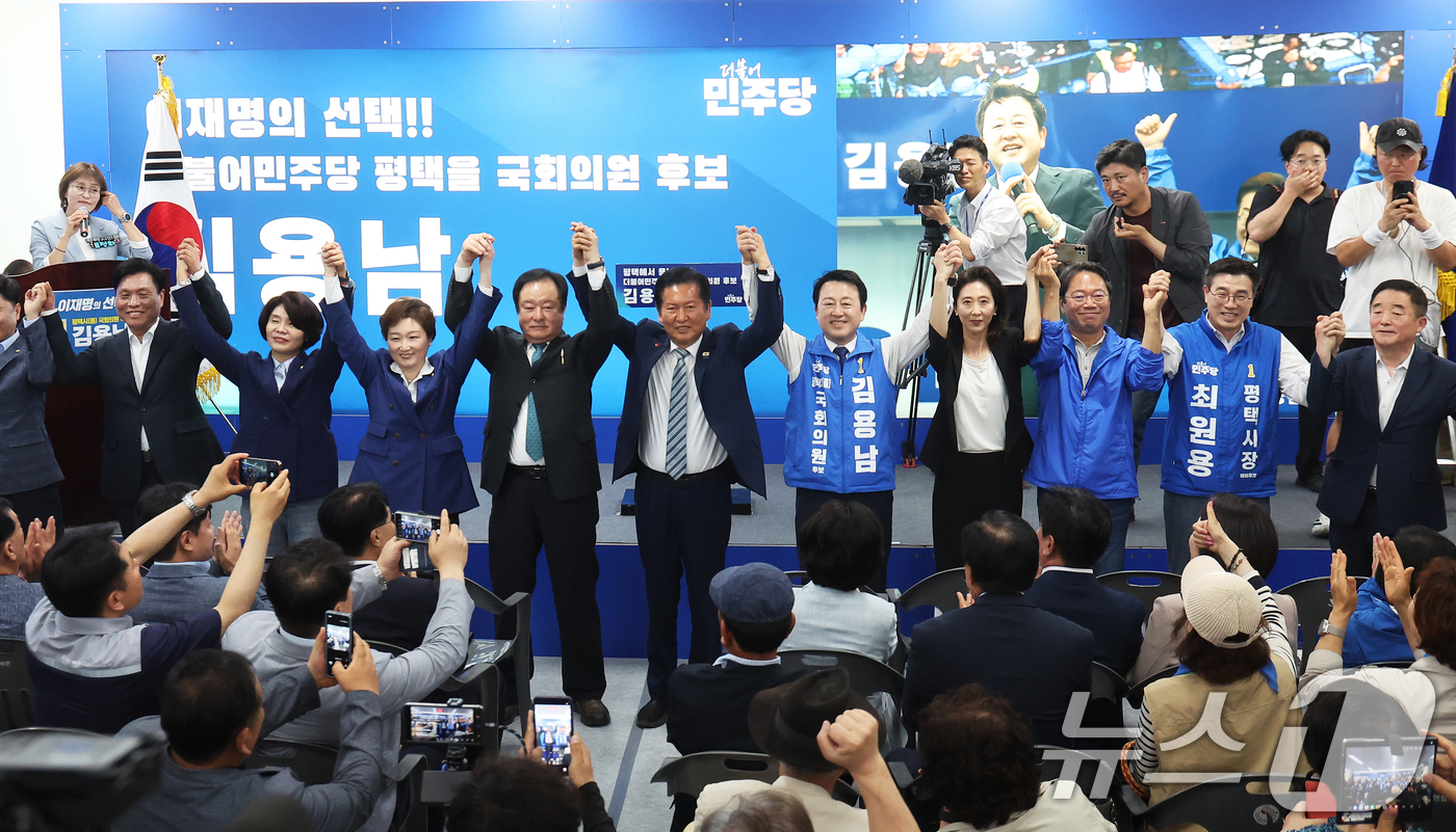 (평택=뉴스1) 김영운 기자 = 김용남 더불어민주당 경기 팽택을 후보가 15일 경기 평택시 안중읍 선거사무소에서 열린 개소식에서 정청래 대표와 함께 기념촬영을 하고 있다. (공동취 …