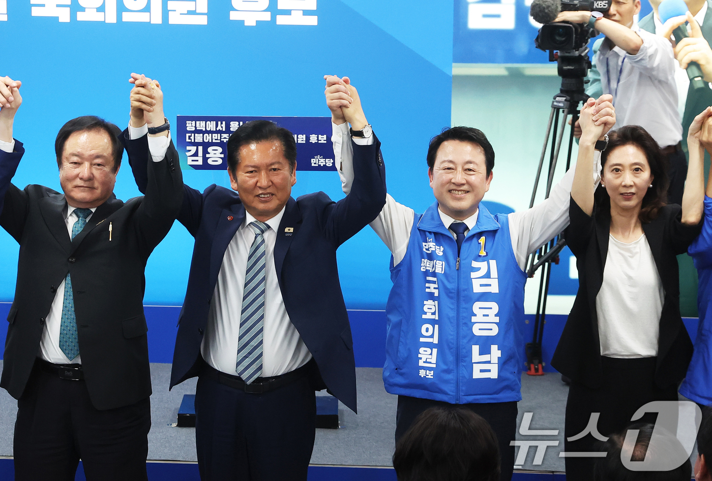(평택=뉴스1) 김영운 기자 = 김용남 더불어민주당 경기 팽택을 국회의원 후보가 15일 경기 평택시 안중읍 선거사무소에서 열린 개소식에서 정청래 대표와 함께 기념촬영을 하고 있다. …