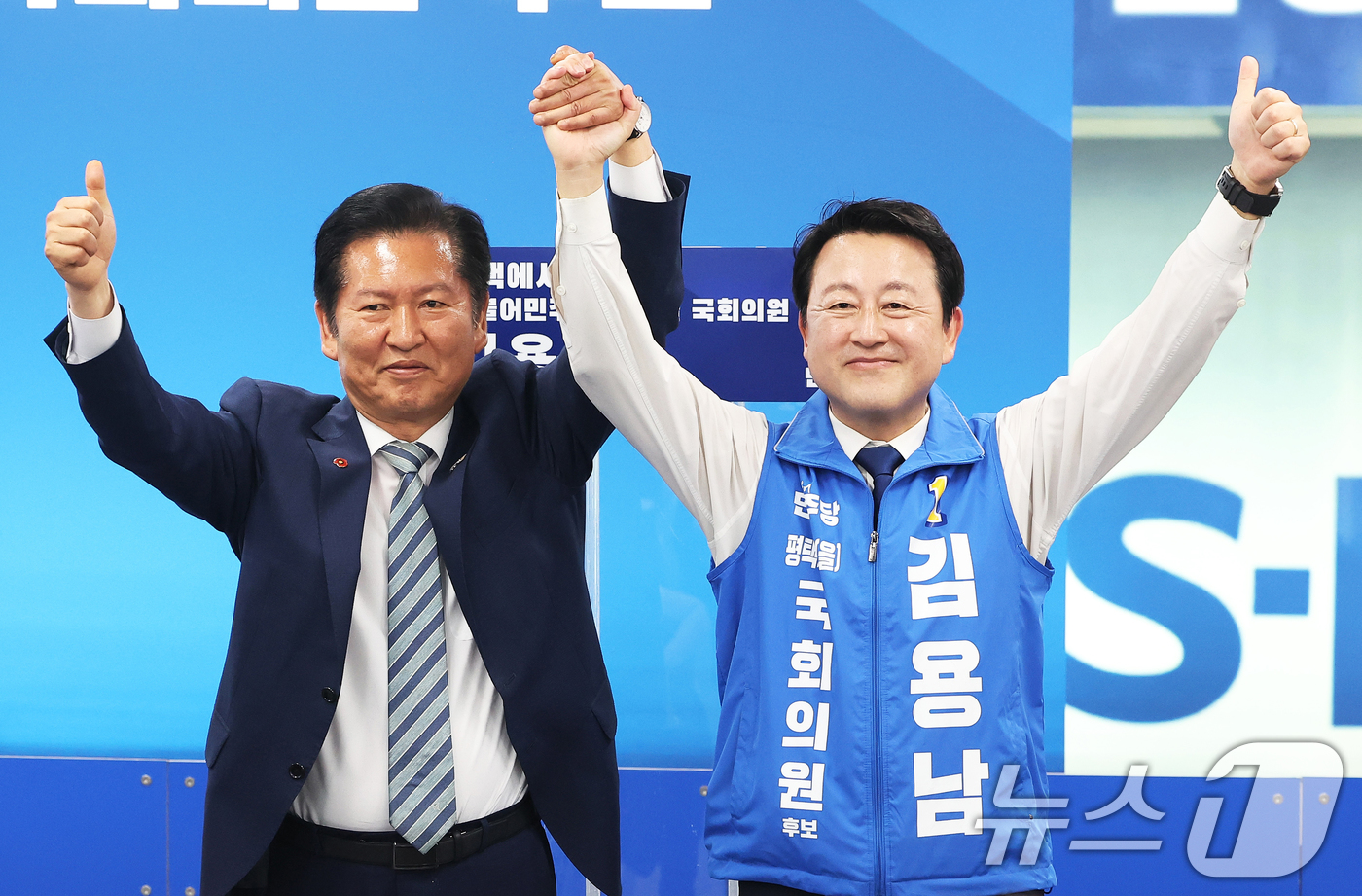 (평택=뉴스1) 김영운 기자 = 김용남 더불어민주당 경기 팽택을 국회의원 후보가 15일 경기 평택시 안중읍 선거사무소에서 열린 개소식에서 정청래 대표와 함께 기념촬영을 하고 있다. …